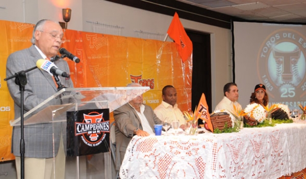 Frank Micheli mientras presentaba el equipo en la conferencia de prensa. Al fondo Homero Saviñón, Félix Fancisco, Eddie Díaz y Nicole Báez Ortiz. 