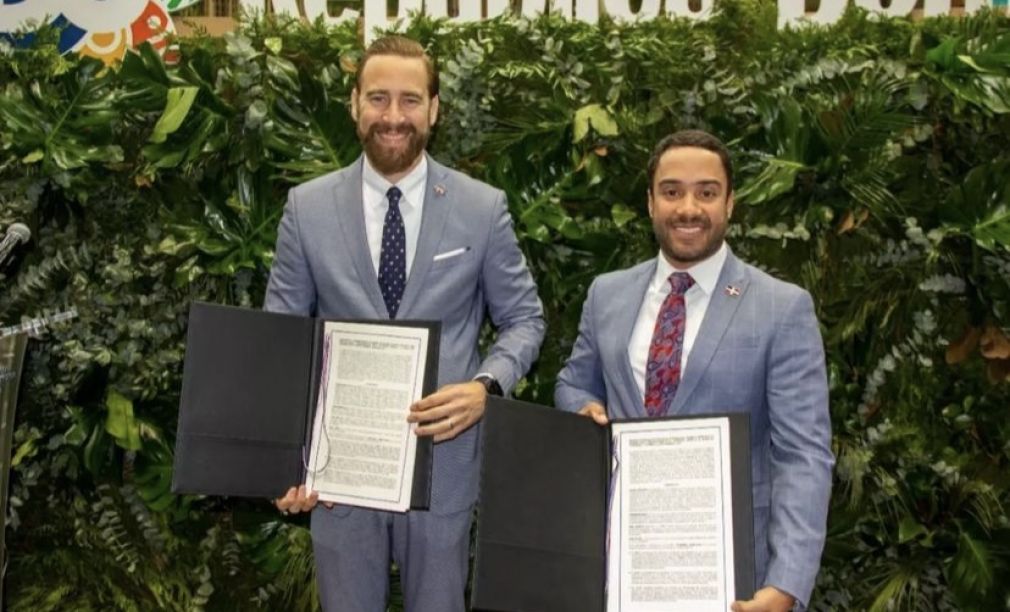 El acuerdo fue firmado durante la Feria Turística FITUR celebrada en Madrid, España, por el viceministro para las Comunidades Dominicanas en el Exterior del Ministerio de Relaciones Exteriores y director ejecutivo del INDEX, Carlos de la Mota, y el gerente general del BANDEX, Juan Mustafá.