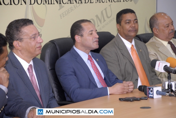 Los directivos de Fedomu y la Liga Municipal Dominicana realizaron una rueda de prensa para anunciar su agradecimiento por el incremento en mil millones en el presupuesto a los ayuntamientos para el presupuesto del año 2014.