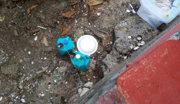 Galones encontrados en el Malecón de Puerto Plata.
