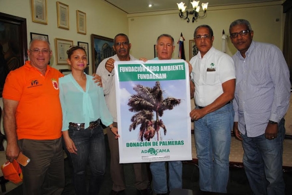 Fundación Agroambiente dona 350 palmas al ayuntamiento de Santiago