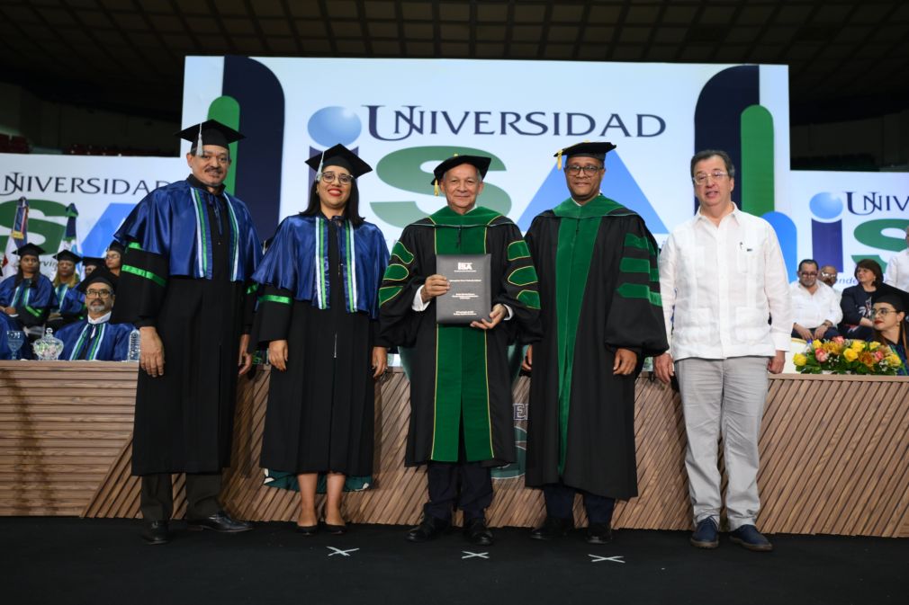 El reconocimiento del líder empresarial se llevó a cabo durante Graduación Ordinaria.