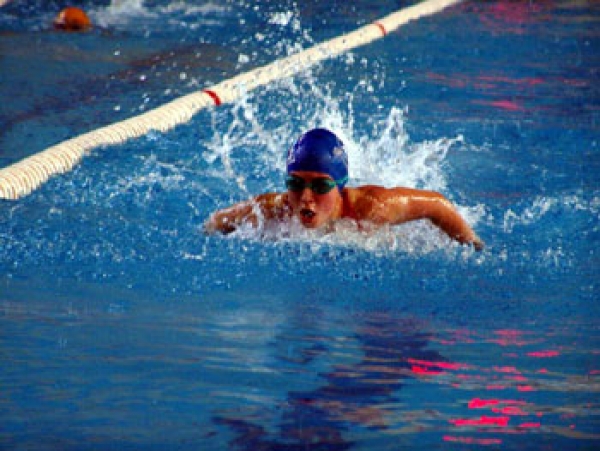 Inauguran competencia de natación en Bani