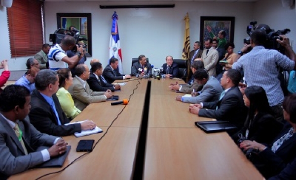 JCE garantiza seguridad de cédula a banqueros