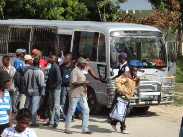 Red denuncia condiciones inhumanas en que deportan haitianos