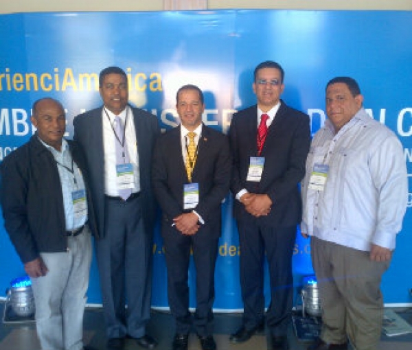 El Secretario General de la Liga Municipal Dominicana, Johnny Jones juntos a varios alcaldes, encabeza la delegación dominicana que viajó a Argentina para participar a la Cumbre Hemisférica de Alcaldes - VII Congreso Latinoamericano de Ciudades y Gobierno Locales", que se desarrolla en la ciudad de Iguazú, Misiones.