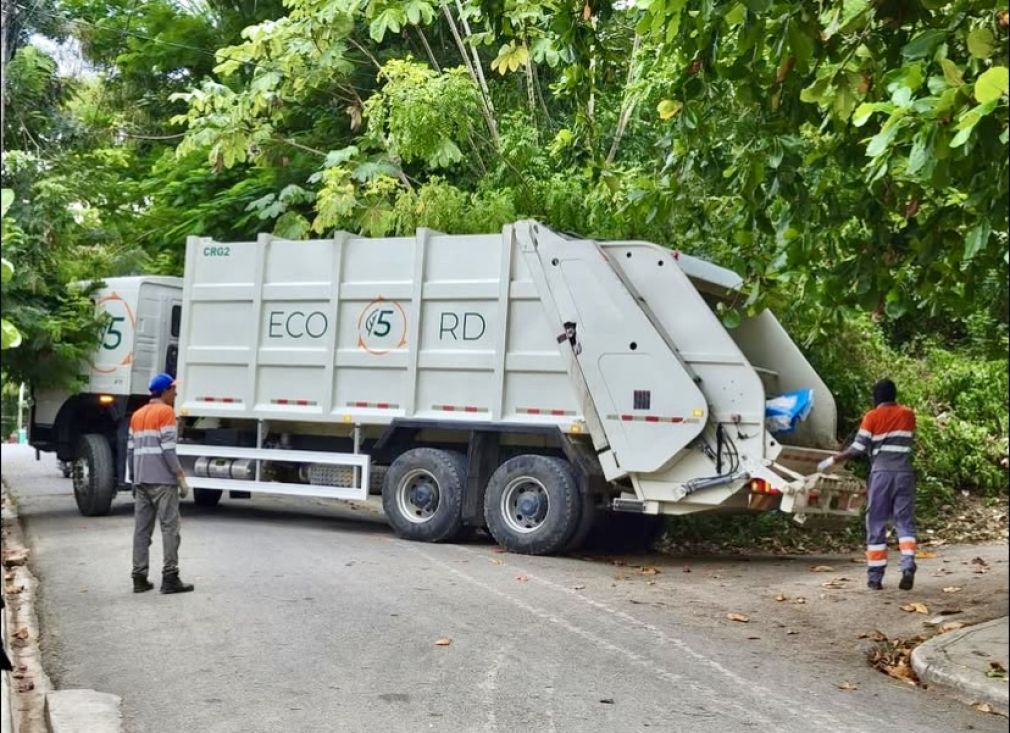 El Ayuntamiento de San Cristóbal recobró la normalidad del servicio luego de un bloqueo premeditado de la vía de acceso para el vertido de los camiones compactadores en el vertedero a cielo Abierto en Ingenio Nuevo.