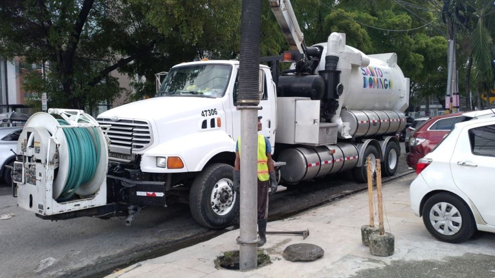 Alcaldía DN realiza operativo de limpieza de filtrantes e imbornales para mitigar efectos de las lluvias.