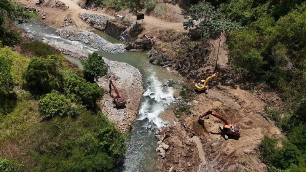 Las maquinarias construyen el embalse de almacenamiento de agua junto al río Yaque del Norte.