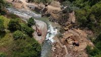 Las maquinarias construyen el embalse de almacenamiento de agua junto al río Yaque del Norte.