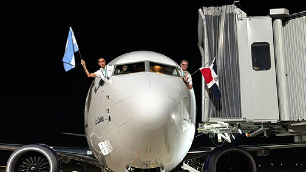Momento en que el piloto y copiloto levantan las banderas de ambos países en salida del primer vuelo de Arajet desde Rosario, Argentina. Foto: Arajet.