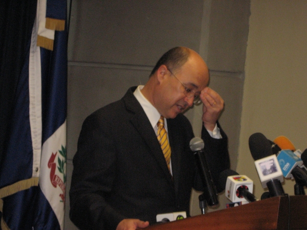 El fiscal general de República Dominicana, Francisco Domíguez Brito, se rasca la frente ante la pregunta de si perseguiría a ex funcionarios de la gestión de Fernández