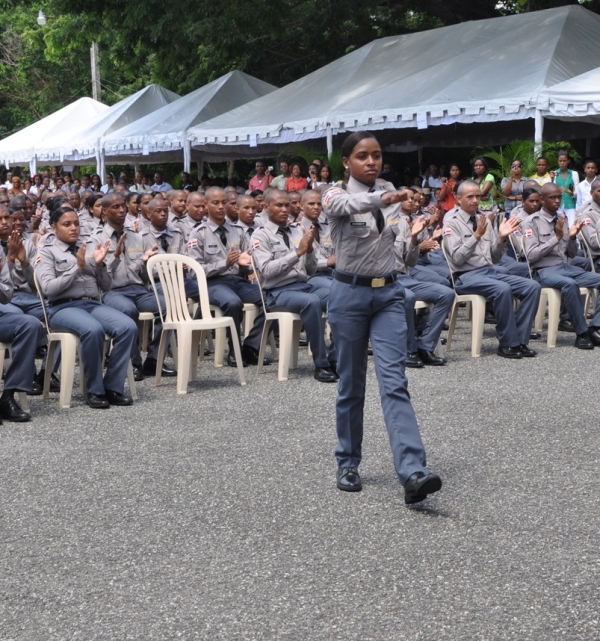 Gradúan 585 policías para vigilancia