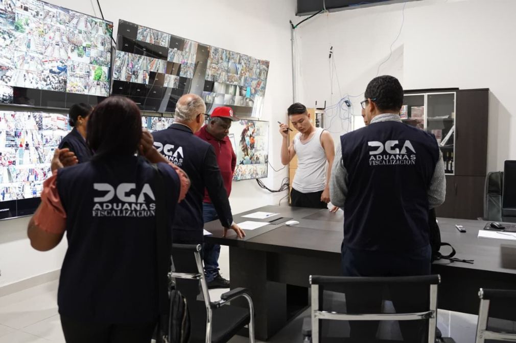 Miembros de la DGA realizan inspección en tiendas chinas.