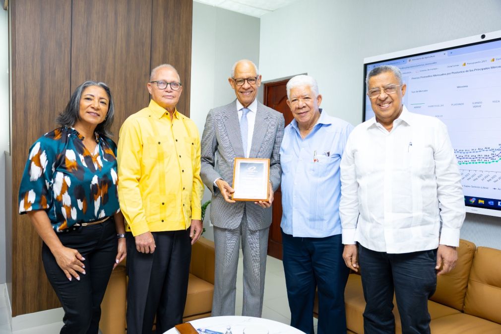 José Ramón Holguín Brito, rector del ITSC, recibe su reconocimiento de la Casa de China.