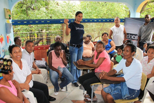 Ing. Yanelba Abreu, de Hábitat, mientras daba instrucciones a las familias capacitadas en Haina