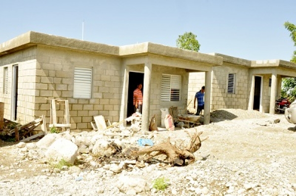 Fernández: casas de Azua serán entregadas a comienzos de año