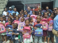 Ministerio entrega mascotas y mochilas a niños pobres