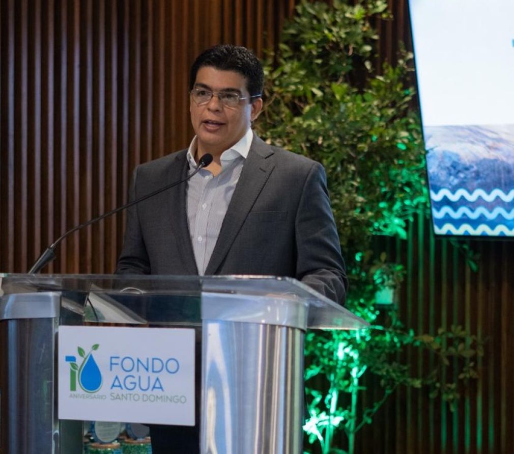 Fellito Suberví, director de la CAASD, realiza el anuncio sobre nuevas medidas a implementar.