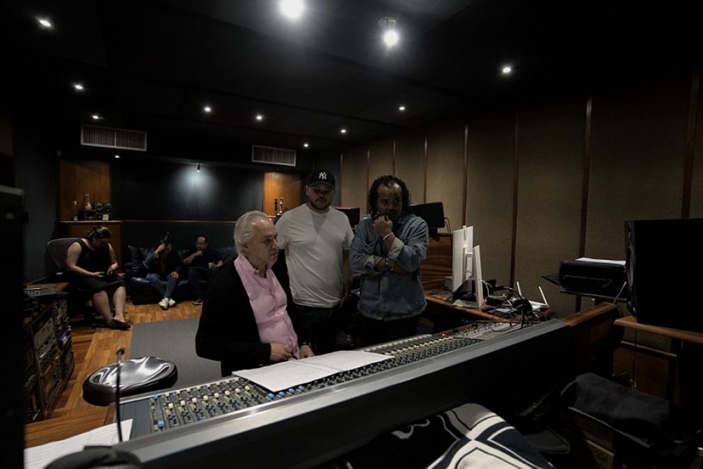 El equipo de trabajo se suman el productor musical Antonio González y el productor y director creativo Alberto Zayas.