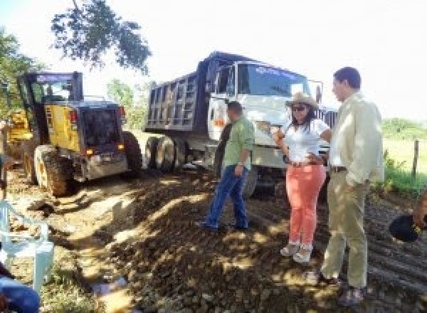 Gobernadora supervisa reconstrucción de caminos vecinales en Fantino