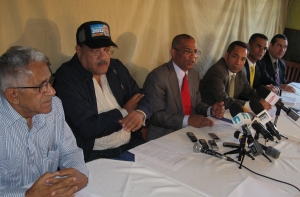 Manuel Soto Lara del BIS, hizo de vocero en rueda de prensa en compañia de otros dirigentes políticos
