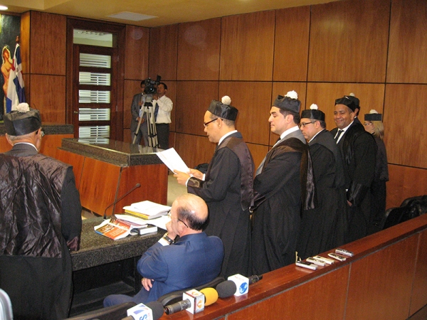 Amable Aristy Castro es defendido por sus abogados en el juicio por desfalco en la Liga Municiapal Dominicana.