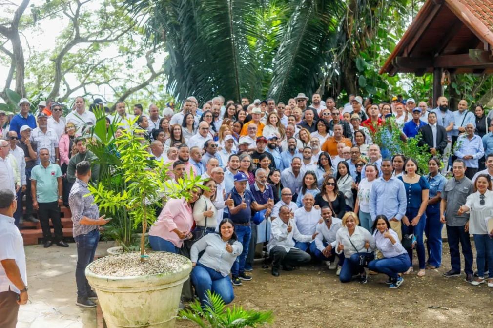 Mejía recibió el apoyo de liderazgo comunitario y dirigentes políticos de Santiago.