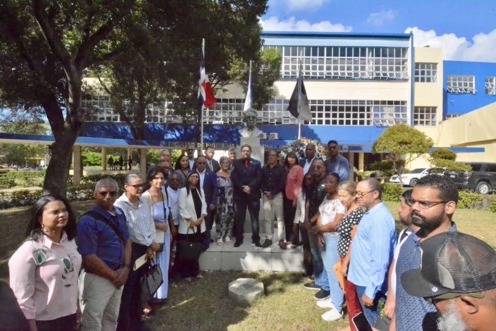 La actividad conmemorativa fue encabezada por la vicerrectora de Extensión, Rosalía Sosa, por el decano de la FIA, Omar Segura, por Mirna Santos, viuda de Abel Hasbún, autoridades académicas y estudiantiles.