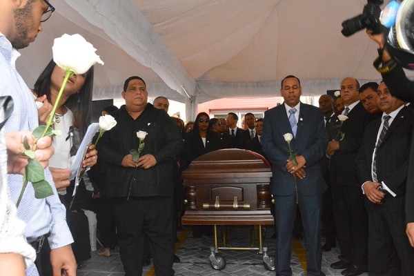 Primera Guardia de Honor a los restos de Juan de los Santos en la sede de la Federación Dominicana de Municipios, realizada por los vicepresidentes de esa organización.