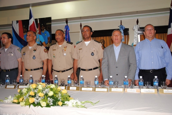 Alcalde de Santiago juramenta egresados de la XVII promoción del Ministerio de Defensa
