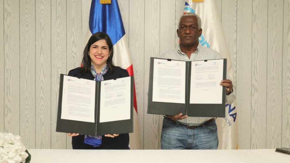 Biviana Riveiro, directora ejecutiva de ProDominicana, y Ernesto Peña Nina, encargado zonal del Ministerio de Agricultura en el municipio de Constanza.