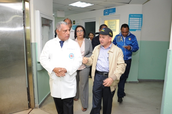 Freddy Hidalgo visita hospitales por huracán Sandy. 