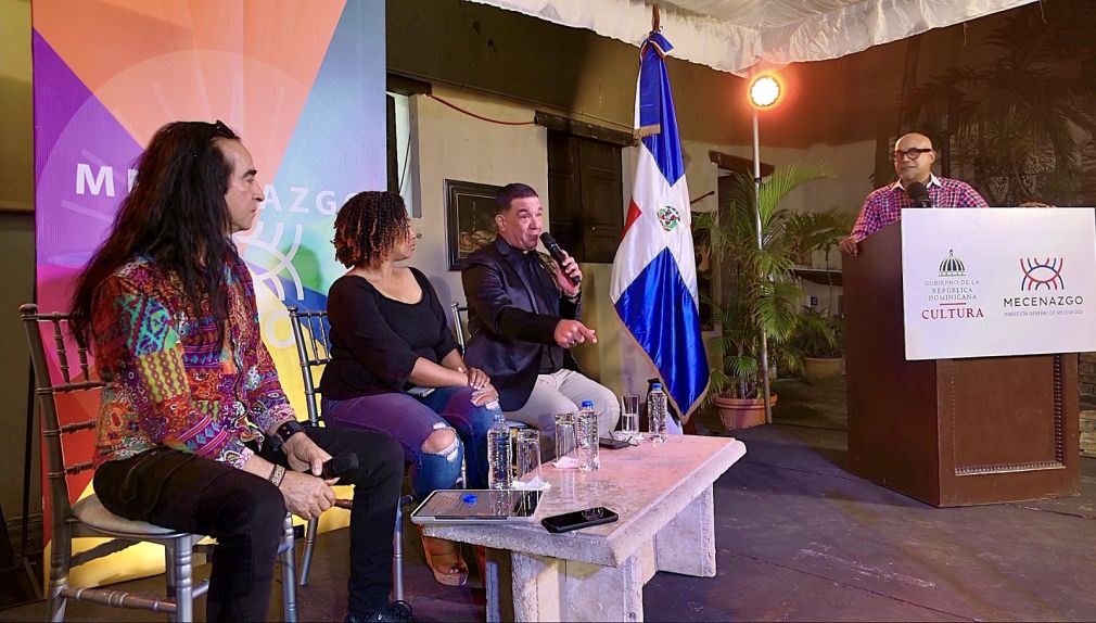 La Dirección General de Mecenazgo y la Fundación Cultural Cofradía realizaron el conversatorio sobre el Carnaval Dominicano e inauguraron la Expo-Fotográfica “Carnavalum” de Mariano Hernández, en la sede de la Dirección General de Mecenazgo, ubicada en la calle Mercedes, esquina Las Damas, Ciudad Colonial.