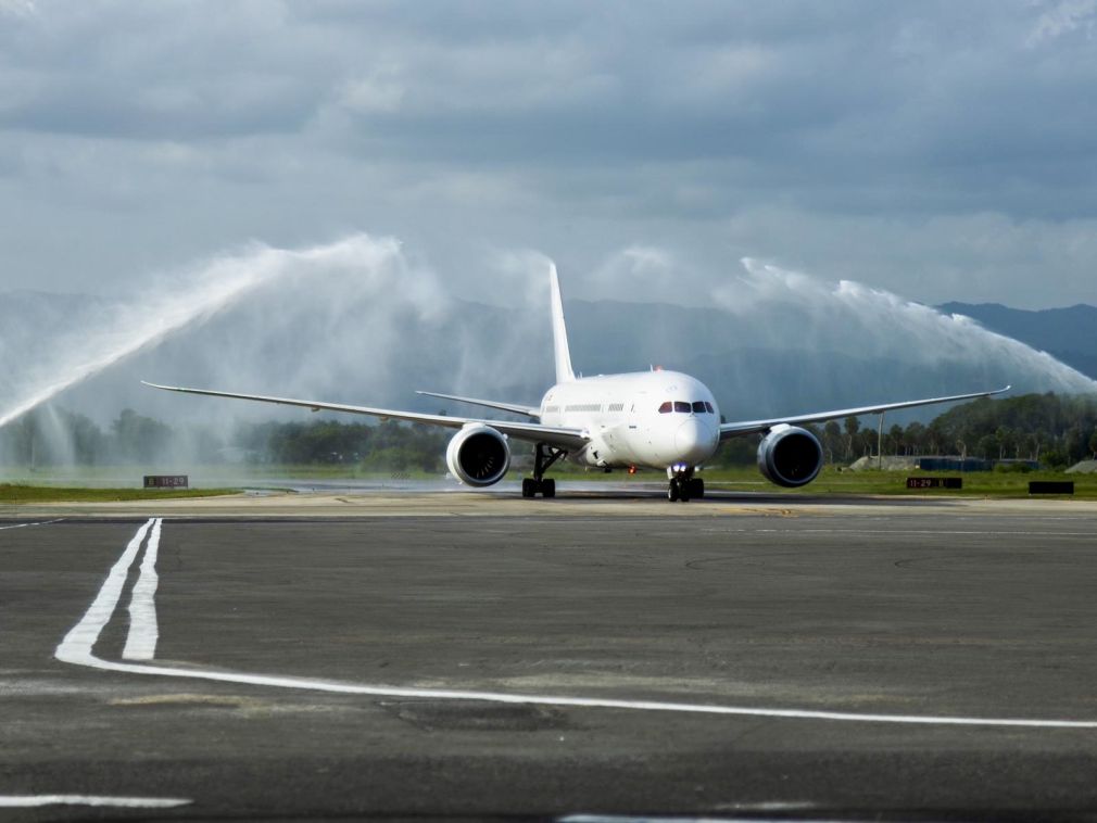 En 2023 Air Europa transportó a la República Dominicana 330 mil pasajeros. Actualmente cuenta con frecuencias diarias a la ciudad de Santo Domingo y cinco vuelos semanales a Punta Cana, con la inclusión de esta nueva ruta a Santiago de los Caballeros, la aerolínea sumara un total 14 vuelos semanales al país. 