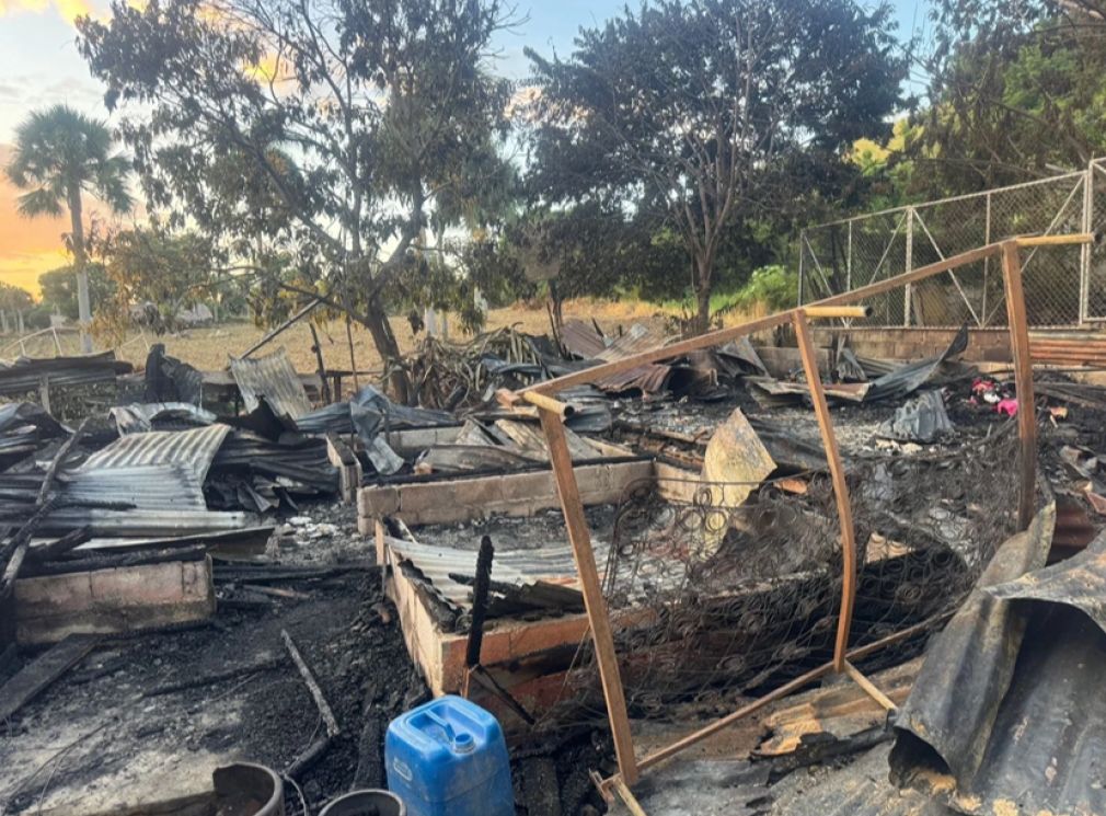 Vecinos piden apoyo urgente al Gobierno y al Ayuntamiento tras siniestro que destruyó por completo la vivienda de Argenis Sebastián Castillo Sosa y afectó parcialmente la de Dominga Peña.