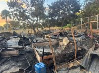 Vecinos piden apoyo urgente al Gobierno y al Ayuntamiento tras siniestro que destruyó por completo la vivienda de Argenis Sebastián Castillo Sosa y afectó parcialmente la de Dominga Peña.