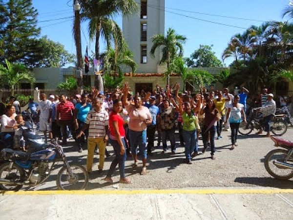 Brigadas protestan ante Obras Públicas por 5 salarios atrasados