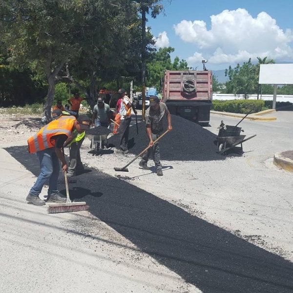 Obras Públicas inicia operativo de bacheo de calles de Barahona: 