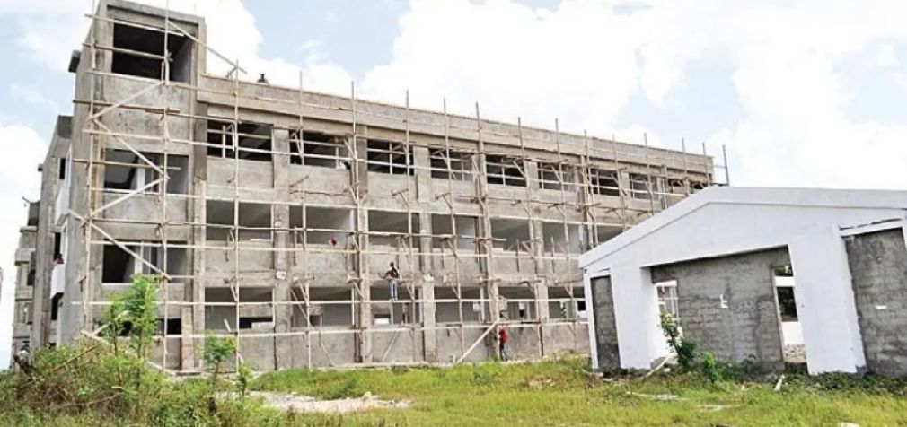 Falta de aulas afecta estudiantes de secundaria en Santo Domingo Este.