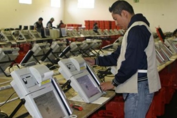 Al aeropuerto de Latacunga, centro andino de Ecuador llegan 2.600 implementos para conteo rápido de resultados de alcaldes y prefectos en las elecciones seccionales 23 de febrero. Foto: CNE