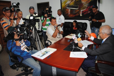 El Ing. Ervin Vargas, encargado de Urbanismo Municipal  se dirige a la prensa para hacer público el rechazo del Ayuntamiento de Santiago.