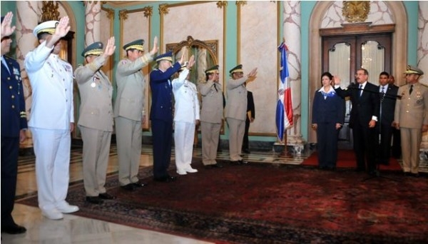 Presidente Medina juramenta altos mandos militares y policiales