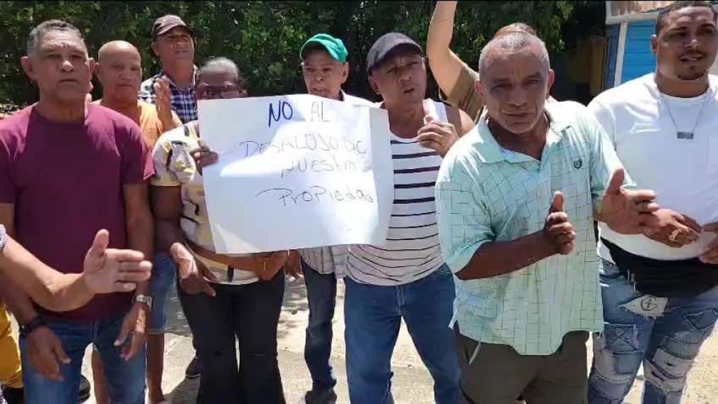 Familias denuncian que terceros han titulado terrenos que han ocupado durante décadas en Montecristi; temen ser desalojados.