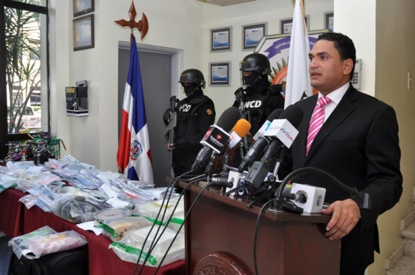 El vocero de la DNCD, Miguel Medina, habla con los periodistas donde hizo el anuncio la incautación de droga.