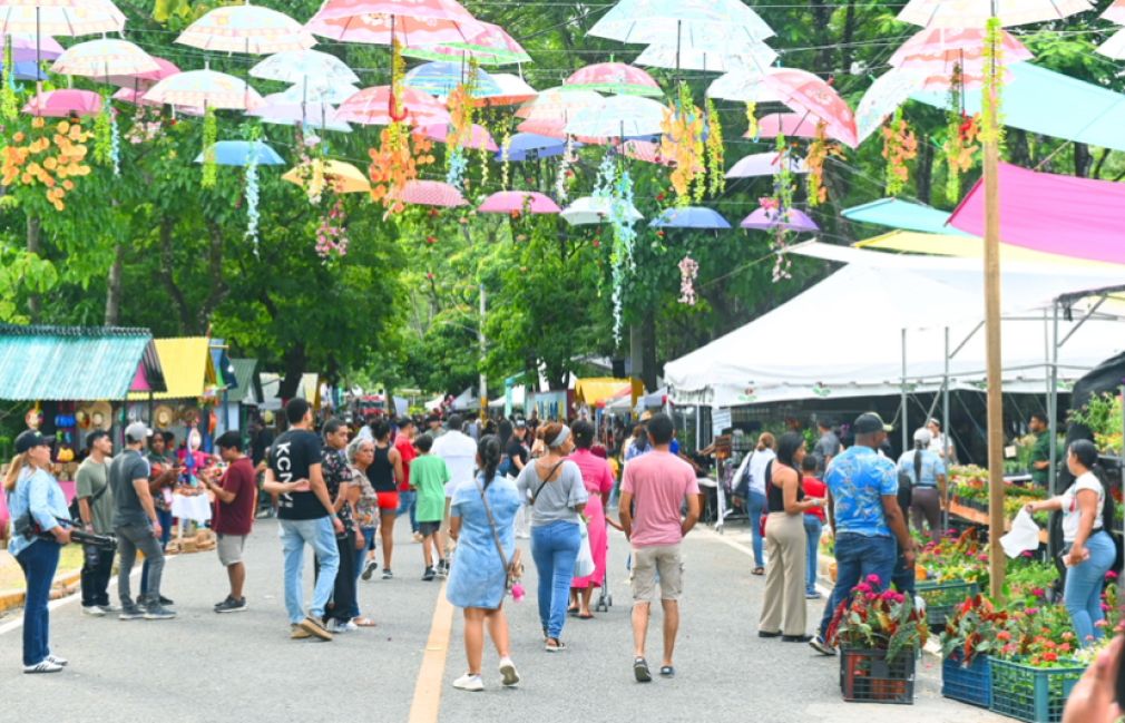 El festival de las flores tiene como objetivo resaltar la diversidad de productos, gastronomía, agricultura y servicios que ofrece Jarabacoa, la ciudad de la eterna primavera.
