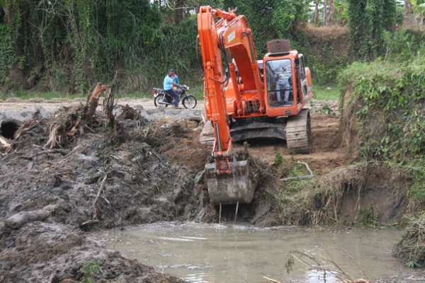 Trabaja en la rehabilitación de canal riego de Cenoví y La Enea