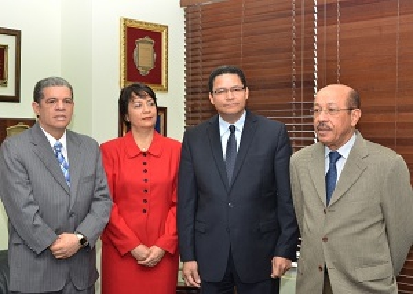 El ministro de Economía, Planificación y Desarrollo, ingeniero Temístocles Montás, mientras posesiona al nuevo presidente del Consejo Directivo del Indotel, licenciado Gedeón Santos, quien aparece acompañado de su esposa, doña Ana Aurelia Báez Suberví, y del presidente saliente del Indotel y ministro de Educación, licenciado Carlos Amarante Baret.