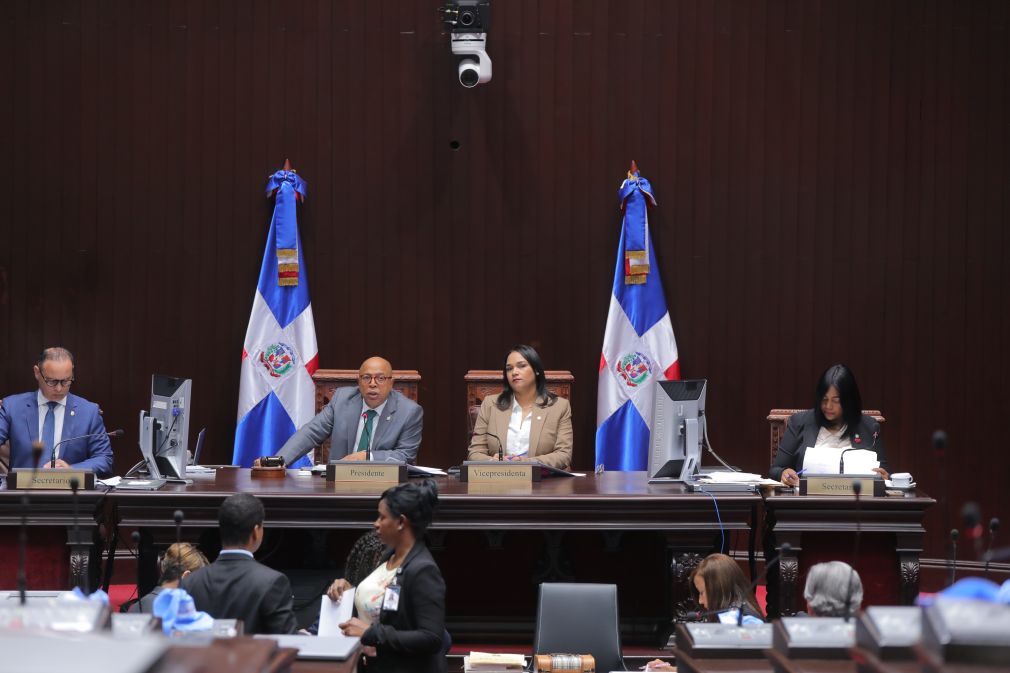 La nueva ley dispone la fusión del Ministerio de Hacienda y el Ministerio de Economía, Planificación y Desarrollo.