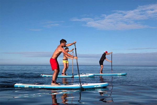 Compitedores en paddelboard luchan por obtener el primer lugar.